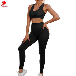 Ensemble de yoga tendance pour femmes, design élégant, respirant et confortable, comprenant un soutien-gorge de sport et un legging. - Product Image 1