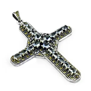 Pendentif Croix en Argent 925 avec Cristaux Baguette Sertis en Canal, Breloque Religieuse Chrétienne Unisexe - Product Image 1