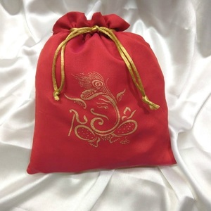 Sacs à cordon de jute de brocart de coton satiné rouge foncé sur mesure avec logo de cordes d'or imprimé pour drapeaux et bannières promotionnels - Product Image 1
