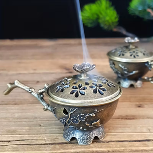Brûleur d'encens Chirag Design en laiton antique avec gravure florale vintage pour support Bakhoor & Dhoop - Product Image 3