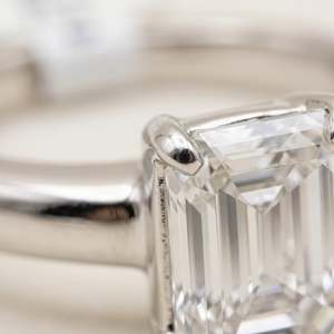 Anillo Solitario Elegante con Corte Esmeralda, Banda Minimalista con Acabado en Tono Plateado, Anillo de Declaración para Mujer - Product Image 2