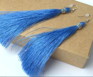 Boucles d'oreilles tendance bohèmes à pompons, cadeau pour elle, boucles d'oreilles longues personnalisées à pompons colorés, boucles d'oreilles à pompons soyeux, boucles d'oreilles pour demoiselles d'honneur - Product Image 1