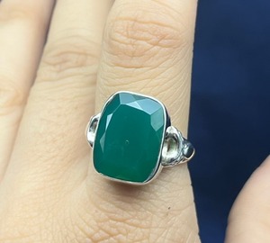 Bague de déclaration bohème en argent sterling fait main, sertie d'un onyx vert naturel unique, unisexe, idéale pour les mariages, fiançailles, cadeaux et fêtes - Product Image 2