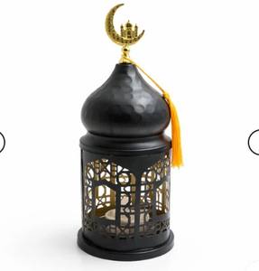 Lanterne en métal noir en forme de croissant avec des découpes complexes, pompon doré, lumière de bougie chaleureuse, décoration de maison élégante et festive, cadeau - Product Image 1