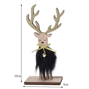 Paire de rennes en bois avec des statues rustiques festives au design floral utilisées pour la décoration d'étagère ou la décoration de vacances de chambre d'enfants - Product Image 6
