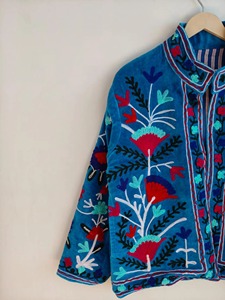 เสื้อแจ็คเก็ตคอจีนปักลายกำมะหยี่สีน้ำเงิน แขนยาว ลายดอกไม้ สไตล์จีน เสื้อคลุมลำลองสำหรับฤดูใบไม้ร่วง สำหรับผู้ใหญ่ - Product Image 4