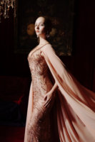 ENZO&LEO ROSE EMPRESS DRESS Gaun Panjang Lurus Berbahan Lace dengan Hiasan Rhinestone dan Pola Bunga, Ilusi Elegan Mewah Koleksi Baru Akhir Tahun