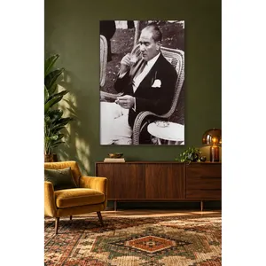 Fida Ataturk buvant du café dans un fauteuil en osier, impression sur toile - Product Image 3