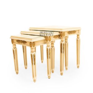 Juego de mesas auxiliares clásicas con detalles decorativos tallados en oro y patas rectas elegantes para decoración de hogares de lujo. - Product Image 1