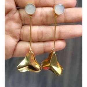 Boucles d'oreilles au design élégant avec des boucles d'oreilles en métal de haute couture pour femmes, fêtes et cadeaux de mariage en solde - Product Image 1