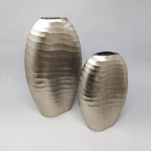 Vase de table en métal, design dernier cri, en aluminium coulé - Product Image 4