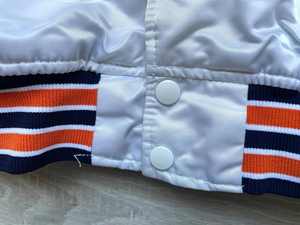 Chaqueta Bomber Varsity de Béisbol Roja y Blanca de Alta Calidad al por Mayor, Personalizada con Letras Bordadas en Satén para Hombre - Product Image 5