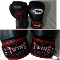 Gants de boxe professionnels personnalisés en cuir PU, pour le kick-boxing, l'entraînement MMA, respirants, séchage rapide, modèle à doigts complets M-00038