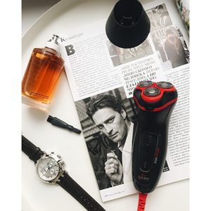 Práctica Mini Afeitadora Eléctrica con Sistema de Cabezal Oscilante de Doble Cuchilla para un Afeitado Facial Cómodo, Fácil de Usar y Portátil - Product Image 4