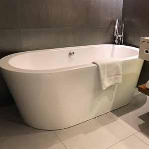 Bañera Independiente Moderna y Ecológica Stone Depot con Desagüe de Esquina para Uso en Villas - Product Image 5