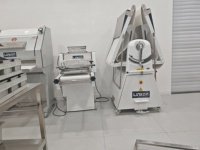 Laminoir à pâte électrique commercial réversible en acier inoxydable 220V pour trancher le pain et les biscuits, nouvel équipement de boulangerie