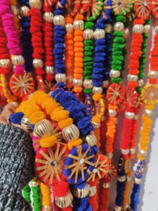 4 pieds de pompons multicolores avec perles Décoration murale Chakri Mirror Work Woolen Tassel Guirlands For All Event Decor - Product Image 5