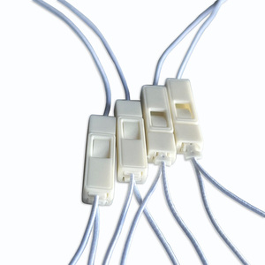 ختم بلاستيكي أبيض صديق للبيئة بسعر أرخص مع خيط مطاطي، مثالي ومتين وبأسعار معقولة لعلامات الملابس - Product Image 2