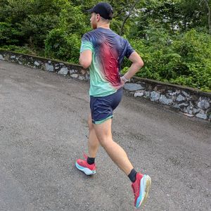 T-shirt de course sur sentier pour homme Deep Valley - Tissu tricoté 100 % polyester avec logos sublimés - Product Image 3