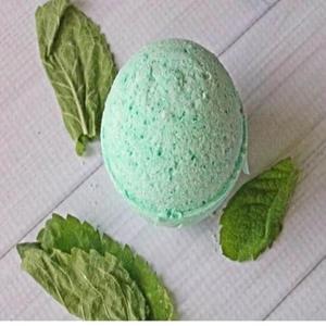 ระเบิดอาบน้ำกลิ่นเปปเปอร์มินต์สดชื่น ผลิตด้วยมืออย่างประณีต มอบประสบการณ์สปาเย็นสดชื่น ผลิตในสหภาพยุโรป เป็นมิตรต่อสิ่งแวดล้อม สำหรับขายส่งและแบรนด์ส่วนตัว - Product Image 4