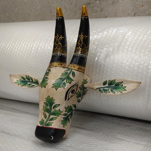 Cabeza de Toro o Buey de Bambú Hecha a Medida con Diseño Art Deco y Colores Vibrantes, Incluyendo Motivos Tradicionales para Decoración del Hogar - Product Image 2