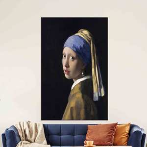 Cuadro en lienzo impreso de una chica elegante con un pendiente de perla, lienzo estirado - Product Image 1