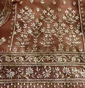 Costumes modernes de créateur indien pakistanais non cousus pour femmes, vêtements de fête fantaisie brodés à la main, style traditionnel avant-gardiste - Product Image 1