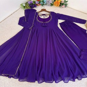 Robe de soirée VASTRA COTTAGE en georgette lourde avec broderie à la main, manches longues et dupatta en georgette assorti - Product Image 6