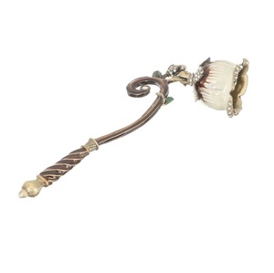 Éteignoir à bougie en métal conçu pour un contrôle élégant de la flamme et un soin raffiné des bougies qui rehausse l'aspect des espaces chaleureux et confortables - Product Image 1