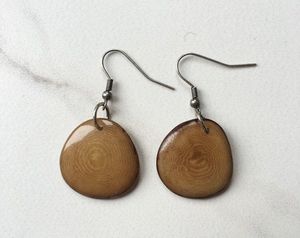 Pendientes de gota de madera tallada Vintage para mujer para ocasiones de boda - Product Image 1