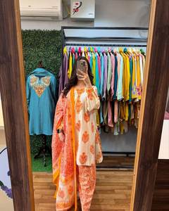 Elegante Conjunto de 3 Piezas de Salwar Kameez con Detalles Vibrantes en el Cuello, Diseño Moderno Reversible para Fiestas - Product Image 3