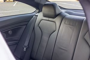 BMW M4 Coupé 2018 con Paquete de Competición - Product Image 2