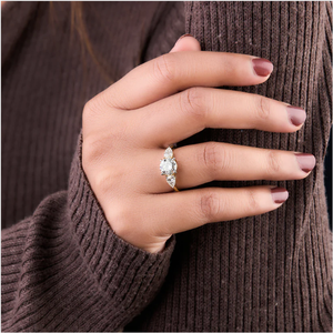 Bague de fiançailles à trois pierres en diamant brillant rond et poire fabriquée en superbe or rose poli de l'Inde - Product Image 2