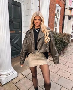 Veste en cuir souple avec broderie à imprimé floral pour femmes avec fermeture à glissière et rivet vêtements d'extérieur de style punk noir pour l'hiver - Product Image 2