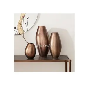 Florero de tres tamaños y formas diferentes en maceta artificial de color cobre de metal para uso en restaurante - Product Image 1