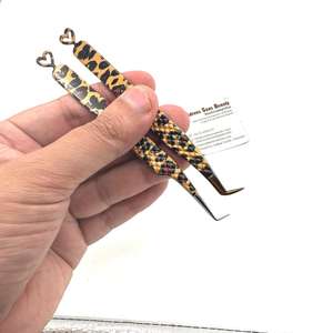 Pince à cils imprimé léopard à 90 degrés et 65 degrés Outil de beauté Impression de logo personnalisé Testé à la main Service OEM - Product Image 4