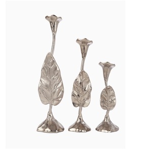 Juego de diseño de lujo de 3 portavelas de metal de color plateado con cuerpo de metal completo y diseño de hoja con tamaños 27,36 44 cm - Product Image 1