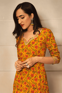 ENSEMBLE DE PANTALONS KURTA EN COTON JAUNE MOUTARDE IMPRIMÉ À LA MAIN AVEC COTON DUPATTA Robe décontractée en satin à fleurs avec taille naturelle - Product Image 2