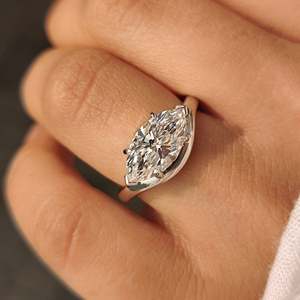 Anillo de compromiso de diamante solitario marquise cultivado en laboratorio, certificado IGI, color E, claridad VS, con dos puntas en V y cuatro puntas en garra. - Product Image 2