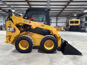 รถตักขนาดเล็กรถตัก242D3ดินด้านหน้าแบบใช้แล้ว - Product Image 4