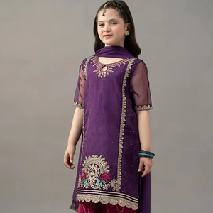 Lehenga Choli pour filles pakistanaises de créateur avec corsage en velours, jupe en tulle et matière acrylique pour les fêtes de l'Aïd, les mariages et les occasions formelles - Product Image 1