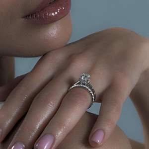 Anillo de compromiso y boda ovalado de moissanita, oro blanco de 18 quilates, RITZIN RIH1419, elegante - Product Image 1