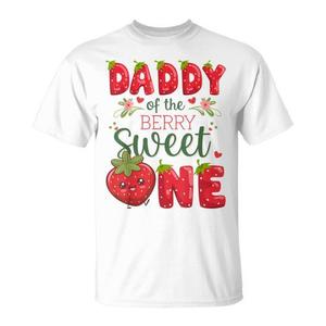 T-shirt per il primo compleanno di Daddy of the Berry Sweet One con design a fragola per celebrare i tanti momenti importanti - Product Image 1