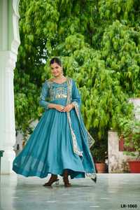 Vestido Anarkali de Seda Vichitra con Bordado Étnico Indio, Lentejuelas, Hilos Múltiples y Zari, Disponible en Tallas Grandes - Product Image 5