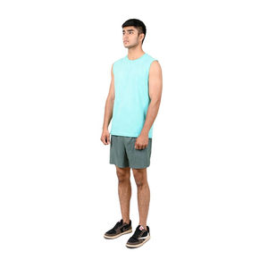 Débardeur de sport pour homme en bleu aqua uni, personnalisable, à séchage rapide, léger et respirant, parfait pour l'entraînement et les sports - Product Image 4