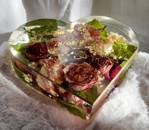 Carte de mariage et cadre en résine 2025 faits à la main avec incrustation florale Modèle de sculpture d'amour inspiré de l'art Cadeau de Noël et cadeau - Product Image 4