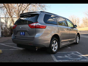 Usado 2015 T * oyota Sienna LE Mobility - Product Image 2