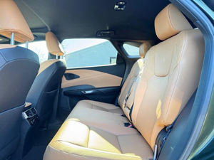 Encantadora Toyota RX 350 Premium AWD Verde 2024 Usada con Paquete Premium, Techo Solar, Arranque Remoto, Asientos de Cuero, Transmisión Automática - Product Image 4
