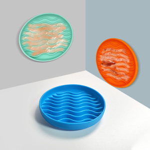 Design a forma di onda antiscivolo nuovo Silicone cibo per cani ciotola lento alimentatore Puzzle lick mat ciotole per animali domestici per <span class=keywords><strong>mangiare</strong></span> <span class=keywords><strong>sano</strong></span> con ventose - Product Image 2