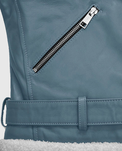 Chaqueta Varsity de Cuero con Capucha, Cuello Camisero, Transpirable y Cálida, Chaqueta de Mujer con Forro de Borrego, 2025 - Product Image 3